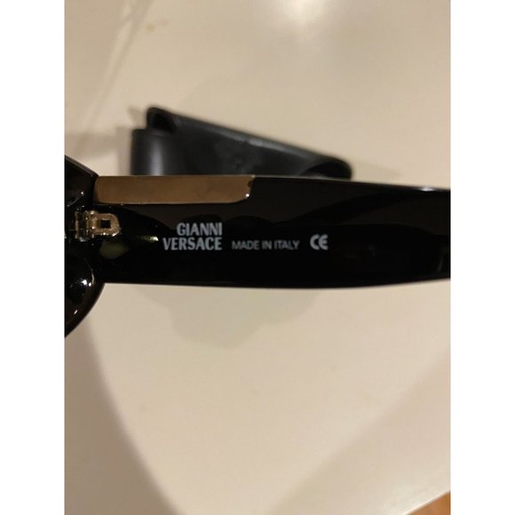 Gianni Versace Ladies Vintage Sunglasses w/Case Mo